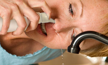Không dùng nước muối sinh lý để rửa mũi hàng ngày