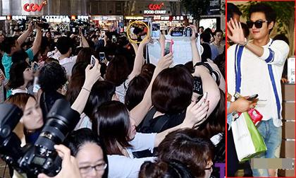 Lee Min Ho bị fan và phóng viên vây chặt cứng ở sân bay