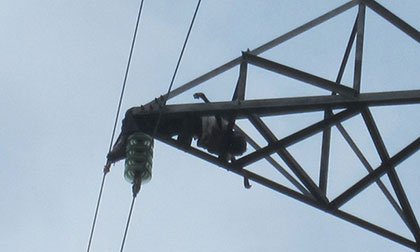 Hãi hùng phát hiện thi thể cháy đen trên cột điện cao thế