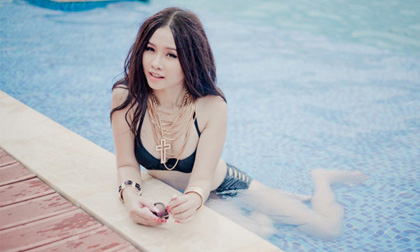 Người đẹp Thanh Trang khoe đường cong 'chết người' với bikini Xuân