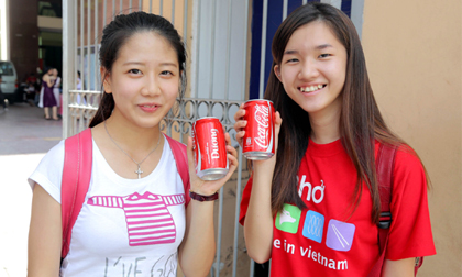 Lần đầu tiên và duy nhất Coca-Cola in tên người tiêu dùng lên nhãn sản phẩm