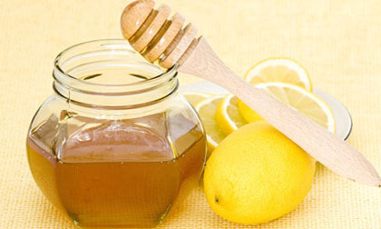 Ăn mật ong chữa đau họng