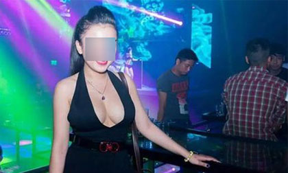 Hết hồn nhìn thiếu nữ ăn mặc “một mất một còn” khi lên bar