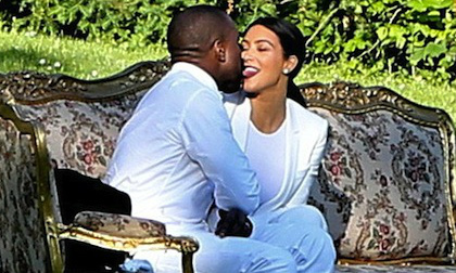 Kim khiến fan chết đứng với nụ hôn lưỡi phản cảm