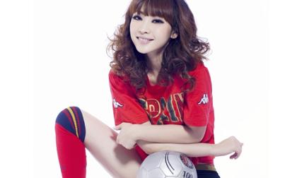 Liễu Nham tạo dáng vô duyên cùng trái bóng