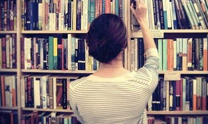 5 điều tuyệt vời khi hẹn hò với một cô nàng mọt sách