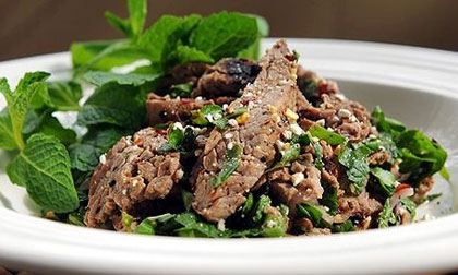 Salad bò nướng chua cay