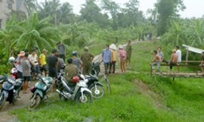 Thi thể người đàn ông lập lờ dưới kênh nước