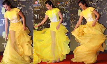 Lý Băng Băng "khổ sở" tạo dáng trên thảm đỏ vì váy rườm rà