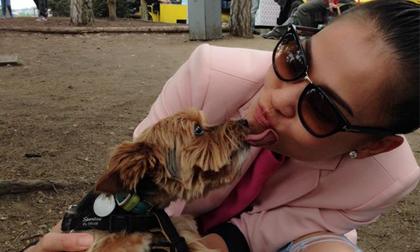 Thu Minh âu yếm để cún liếm mặt