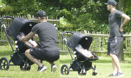 Bố Beckham không rời mắt trông cho con gái ngủ