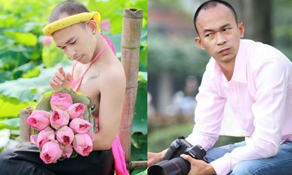Nghía chân dung thật của chàng trai mặc áo yếm tạo dáng bên hồ sen
