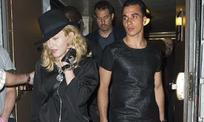 Madonna "bổ sung" bạn trai 26 tuổi vào bộ sưu tập phi công của mình