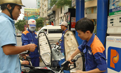 Giá xăng bất ngờ tăng 330 đồng/lít
