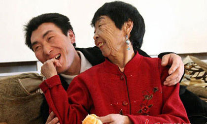 Sự thật mối tình cụ bà U80 và chàng trai 23 tuổi gây xôn xao