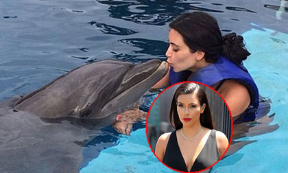 Fans "sốt" với bức ảnh hôn cá heo của Kim Kardashian