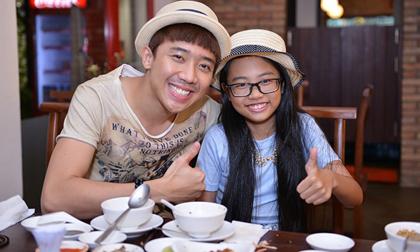 Phương Mỹ Chi mặc sành điệu đi ăn tối cùng "ba nuôi" Trấn Thành