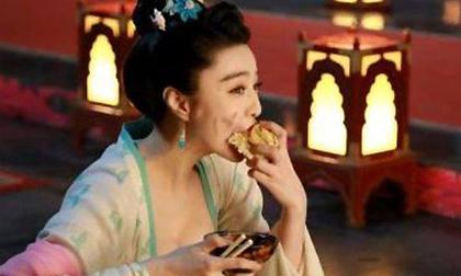 Phạm Băng Băng lộ ảnh tay cầm bát, miệng "nhồm nhoàm" ăn uống