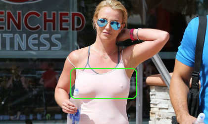 Britney hằn nguyên vòng một phản cảm với trang phục lôi thôi