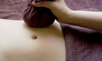 Giảm mỡ bụng sau sinh nhờ đắp muối rang