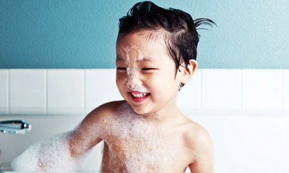 Bận đến mấy cũng đừng sai chồng tắm cho con gái