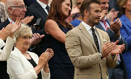 Beckham đóng vest lịch lãm đi xem quần vợt cùng mẹ