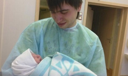 Kinh hoàng bé trai một tháng tuổi bị nghiền nát trong thang máy