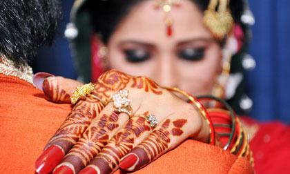 Cô dâu, chú rể bị gia đình cắt cổ sau đám cưới