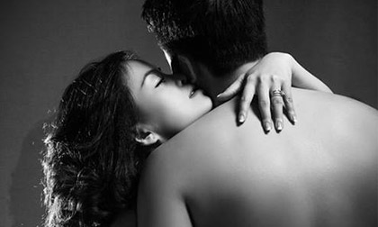 Ca sĩ Hồ Kim để lộ "đường cong" chết người khi trở lại showbiz