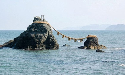 Thăm cặp đá vợ chồng trong vịnh ở Nhật Bản