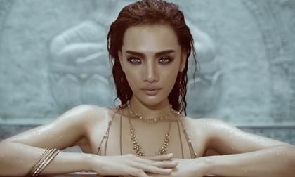 "Bỏng mắt" với ảnh tắm của Thư Kỳ phiên bản Việt