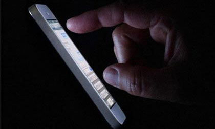 Suýt mù mắt vì nhắn tin trong bóng tối