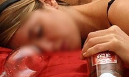 Hai thanh niên thay nhau hãm hại thiếu nữ đang say rượu