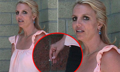 Britney Spears mặt mộc già nua đứng phì phèo thuốc lá