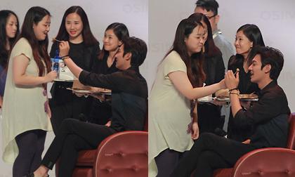 Lee Min Ho và fan nữ "ngượng ngịu" bón đồ ăn cho nhau