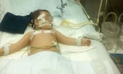 Uống nhầm dầu đựng trong chai nước ngọt, bé 1 tuổi nguy kịch