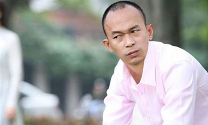 Chân dung thật chàng trai mặc áo yếm tạo dáng bên hồ sen