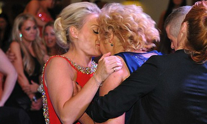 Khoảnh khắc quan khách bị sao đấm mõm mặt ngay thảm đỏ