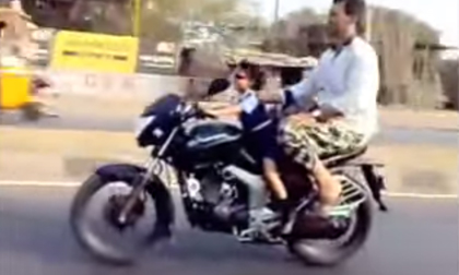 Sốc: Cô bé 4 tuổi chở bố đi dạo bằng phân khối lớn