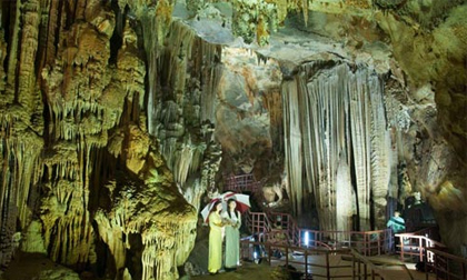 Chiêm ngưỡng rừng thạch nhũ tráng lệ trong lòng núi