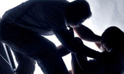 10 "quỷ râu xanh" hành hạ cô bé tội nghiệp trong nghĩa trang