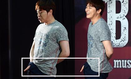 Sao nam Hàn gây sốc vì cho tay vào quần làm trò lố bịch