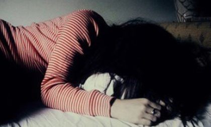 Hai người đàn ông lao đao vì cô gái nhõng nhẽo tự “dâng trái cấm“