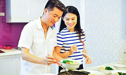 “Lộ ảnh” Đàm Vĩnh Hưng vào bếp cùng "con gái"