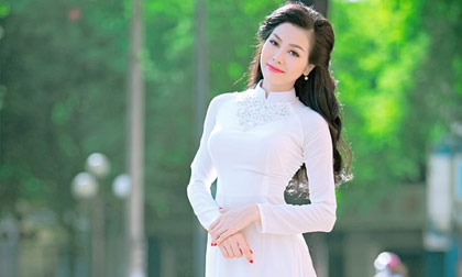 Người mẫu Dương Thủy đẹp thuần khiết trong tà áo dài trắng 