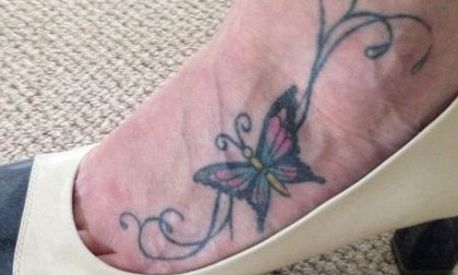 Nữ giám đốc bị mất việc làm chỉ vì một hình xăm cánh bướm