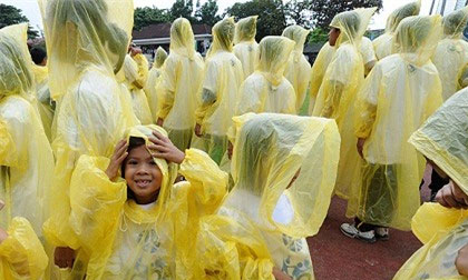 Kinh hoàng áo mưa chứa hóa chất gây hại cho não