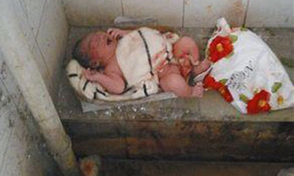 TQ: Xót xa bé sơ sinh bị bỏ trong nhà vệ sinh