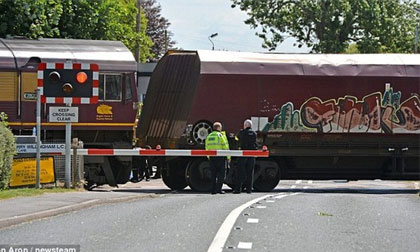 Cãi nhau với con gái, cha mẹ già cùng lao vào đường tàu tự tử