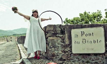 Nữ nghệ sĩ kết hôn với cây cầu 600 tuổi kỷ niệm 1 năm ngày cưới